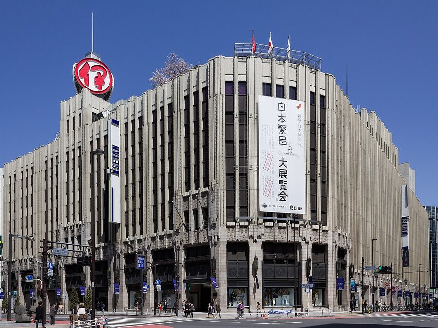 Fachada de los grandes almacenes Isetan en Shinjuku