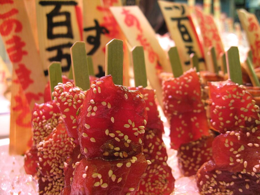 Brochetas de comida callejera en el Mercado Nishiki
