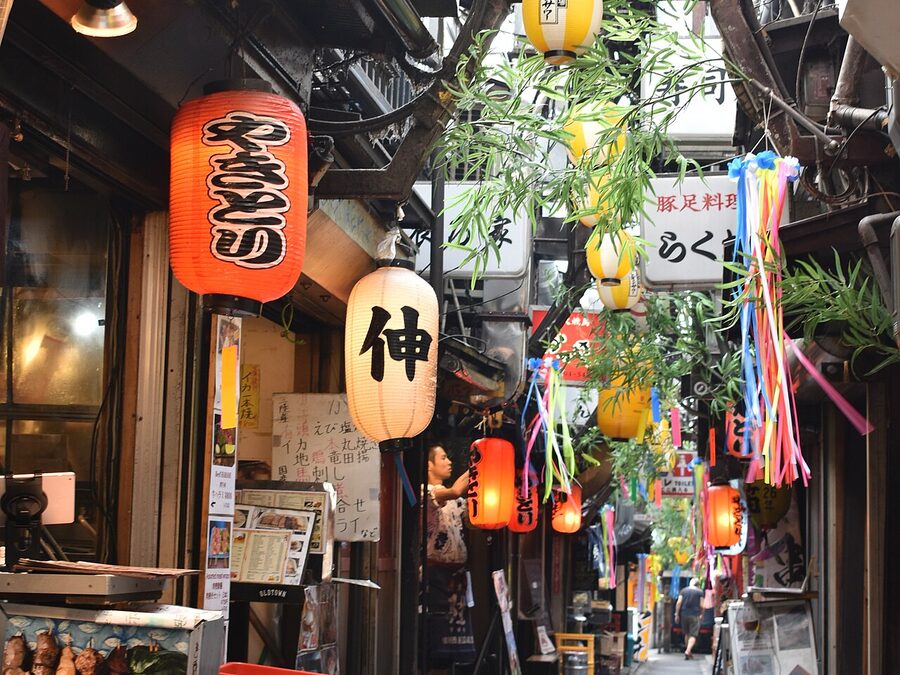 Callejón de Omoide Yokocho con farolillos encendidos