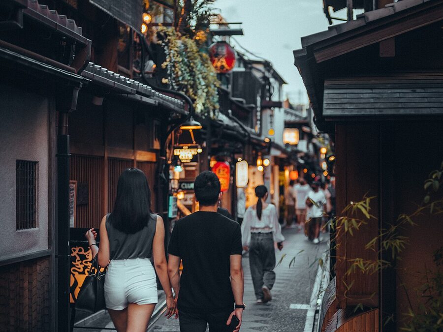 Callejón de Pontocho iluminado al anochecer