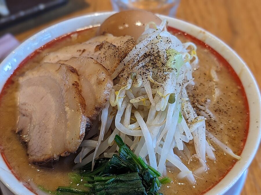 Bol de ramen con chashu y brotes de soja