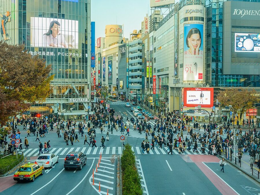 El cruce de Shibuya de noche, con sus pantallas encendidas