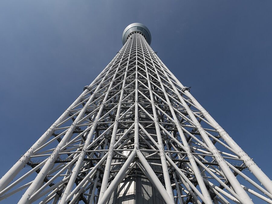 La torre Tokyo Skytree vista desde su base