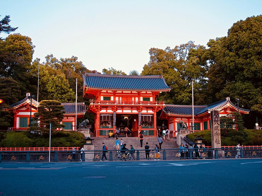 Puerta roja del Santuario Yasaka