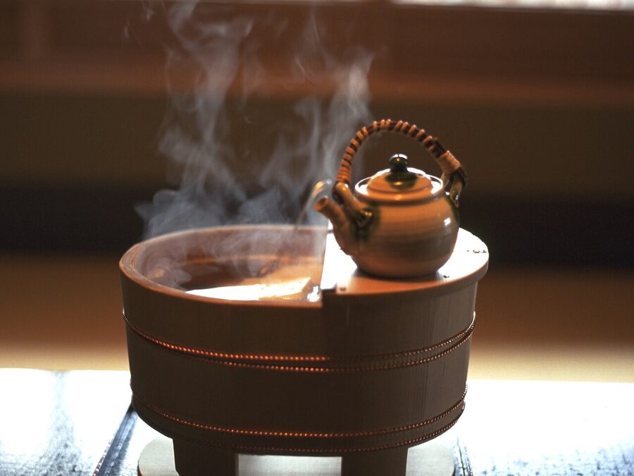 Olla de yudofu humeante sobre la mesa